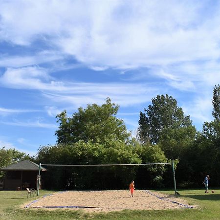 O.W. Sek Villa Karwia Buitenkant foto